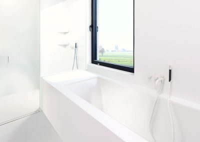 Hoogglans afwerking van badkamermeubelen door Houbolak Rijkevorsel - huisafwerking -project-badkamer2