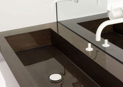Hoogglans afwerking van badkamermeubelen door Houbolak Rijkevorsel - huisafwerking -project-badkamer3