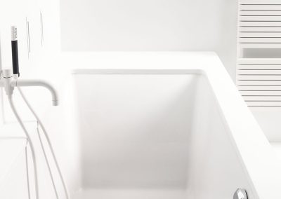 Hoogglans afwerking van badkamermeubelen door Houbolak Rijkevorsel - huisafwerking -project-badkamer4